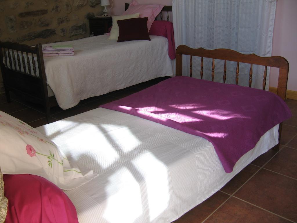 La Ferme Des Genets Bed and Breakfast Medeyrolles Kamer foto