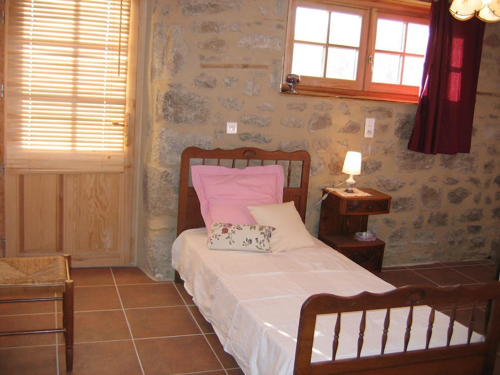 La Ferme Des Genets Bed and Breakfast Medeyrolles Kamer foto